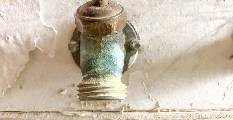 Hose spigot with low pH stains