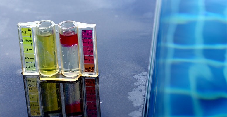 Chlorine test at pool